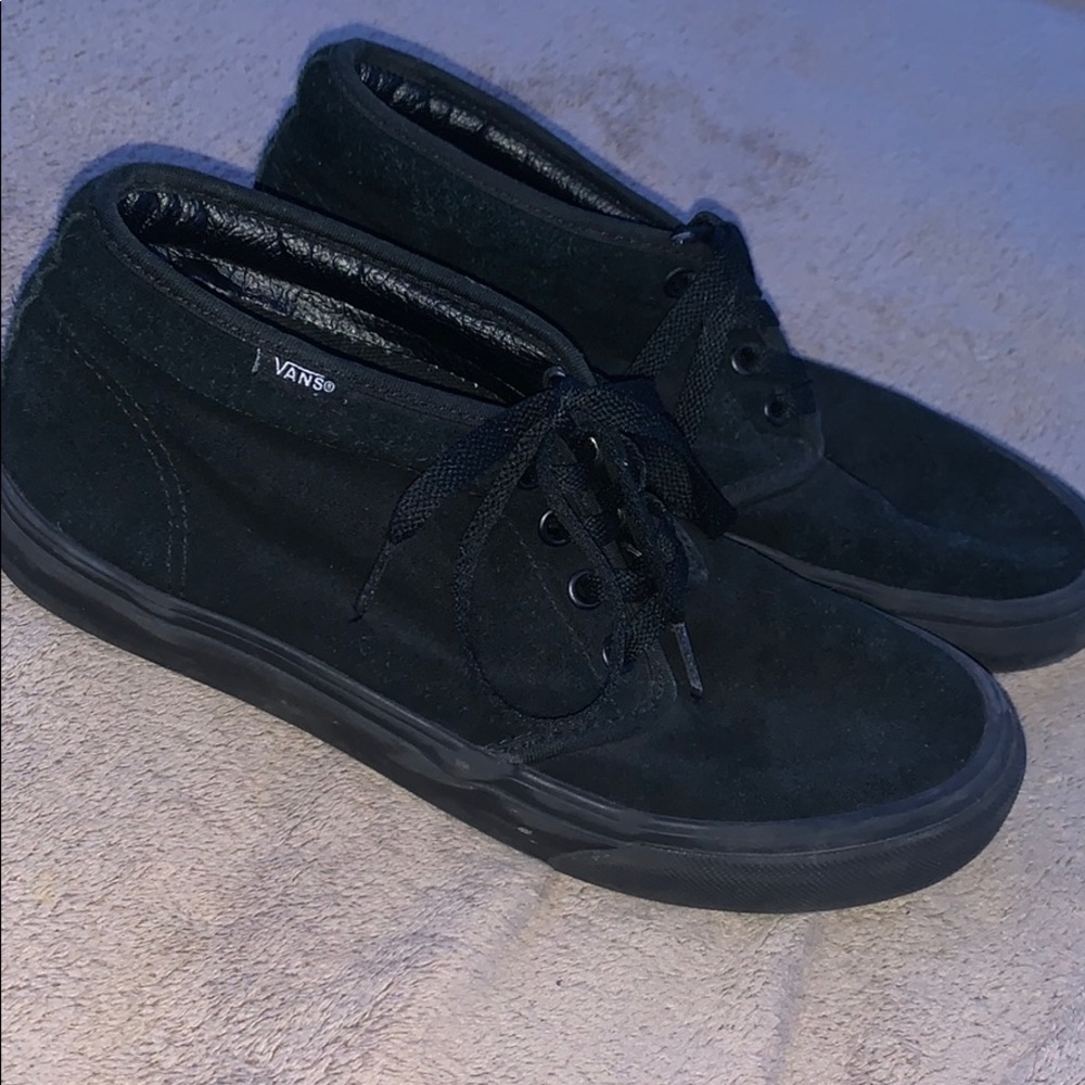 Vans, Size 6.5 in Men’s, 8 in Womens.